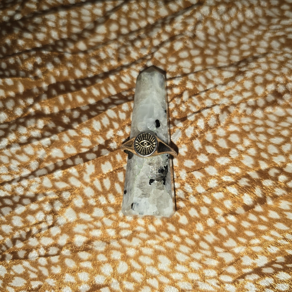 Golden eye ring. Adjustable size